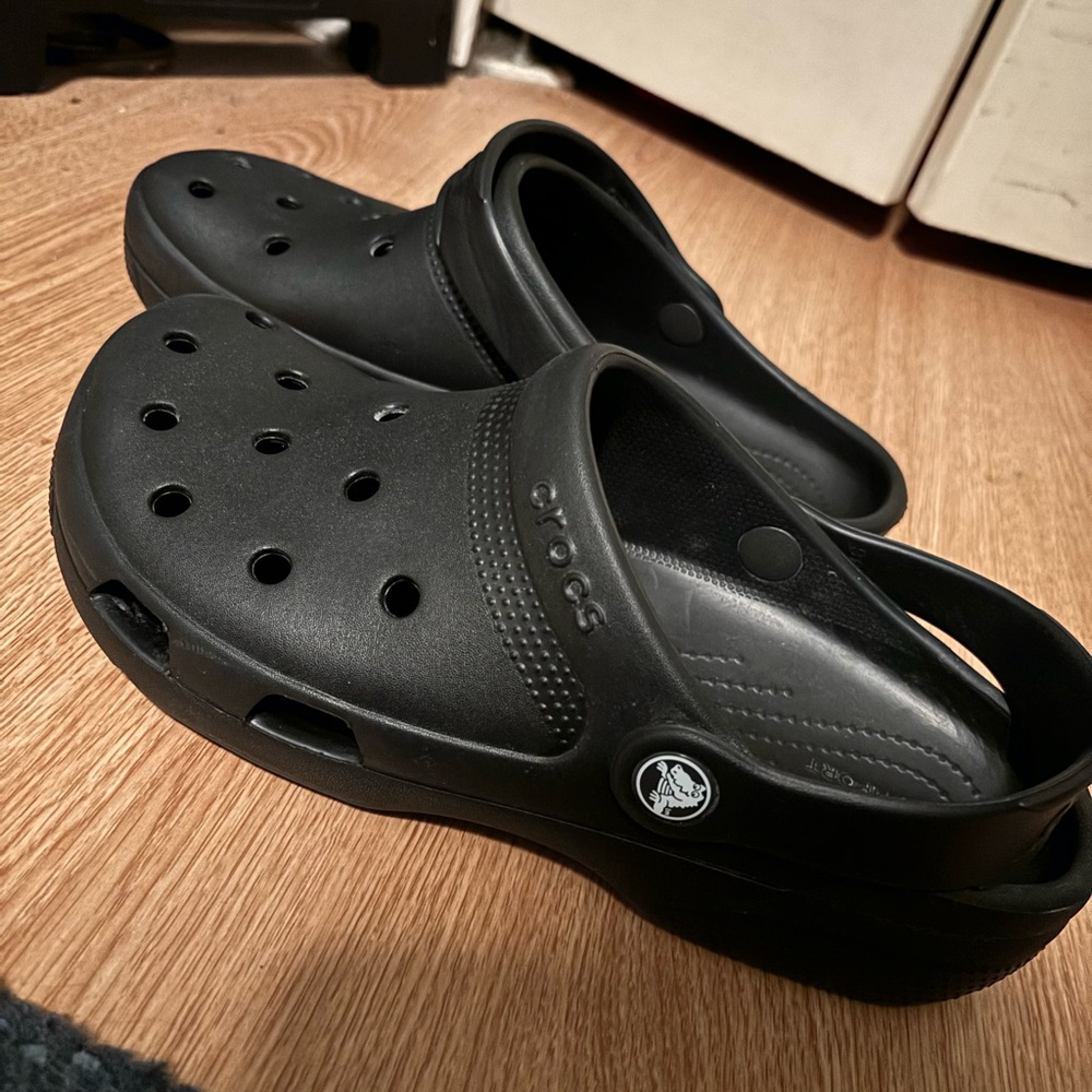 WOMENS BLACK CROCS